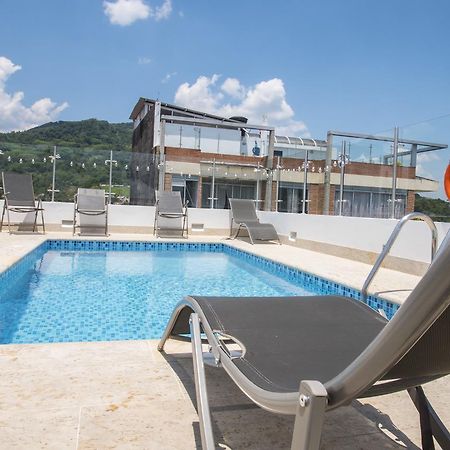 Hotel Grand H&R Villeta Bagian luar foto