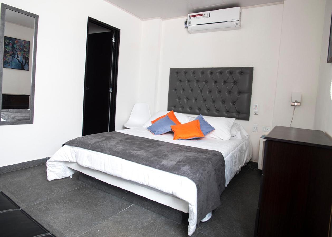 Hotel Grand H&R Villeta Bagian luar foto