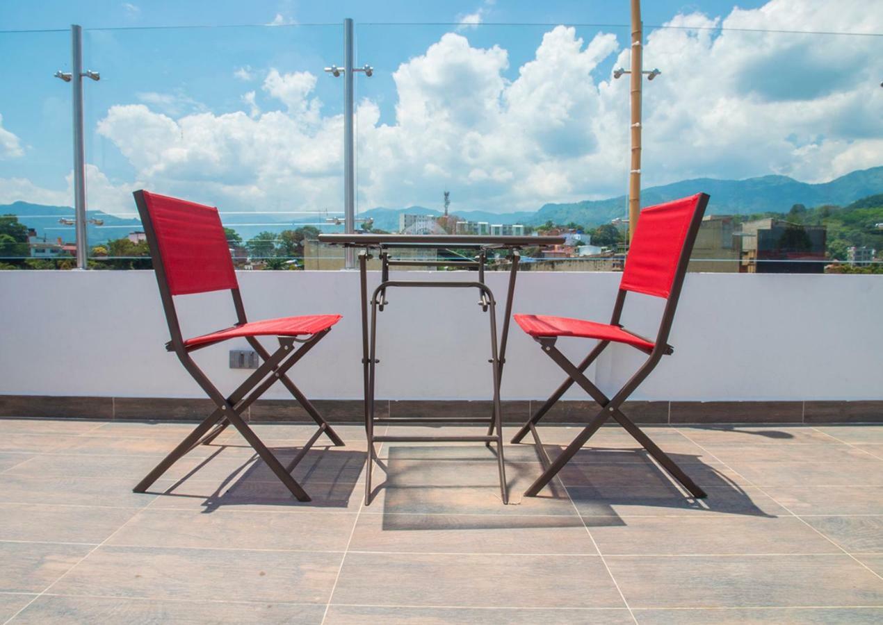Hotel Grand H&R Villeta Bagian luar foto